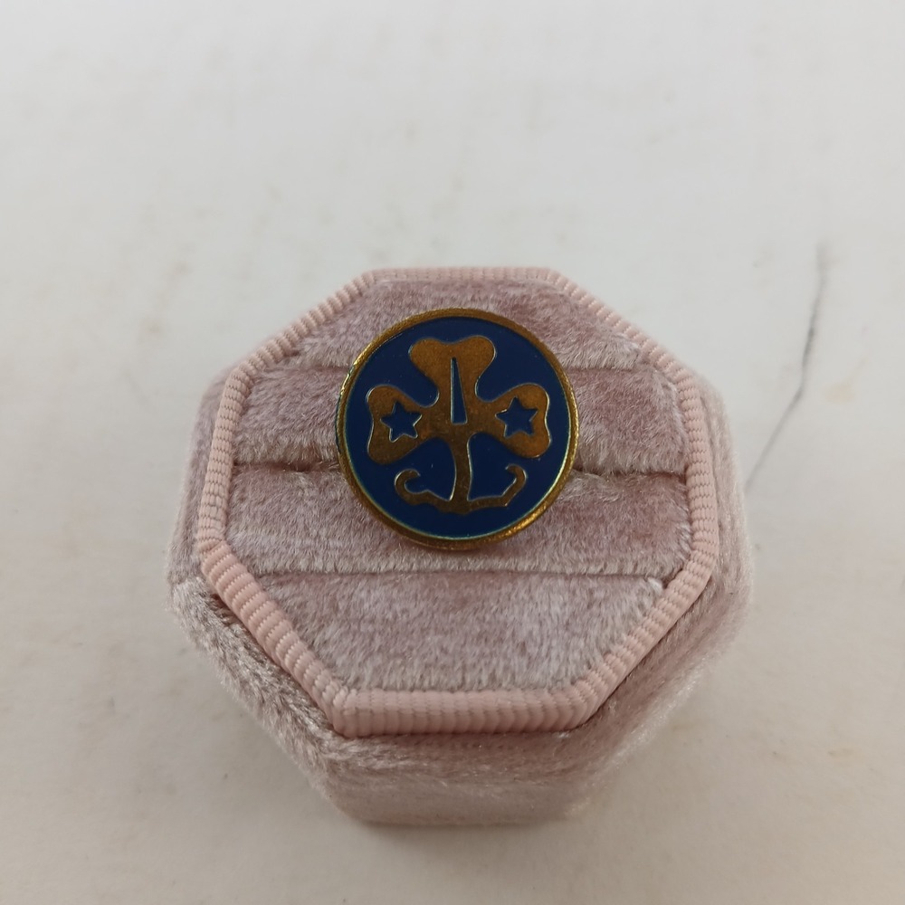 VTG Girl Scout Blue Gold Tone World Trefoil Pin Back Clover & Star Design Logo